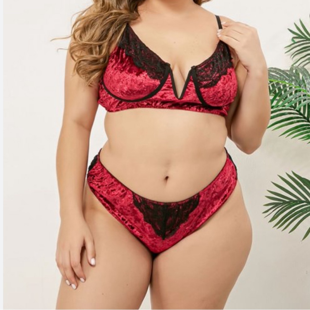 NEW Plus sized Valeria plush bra set. Size 1X